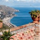 terrazza con sfondo sullo Jonio e sulla Calabria